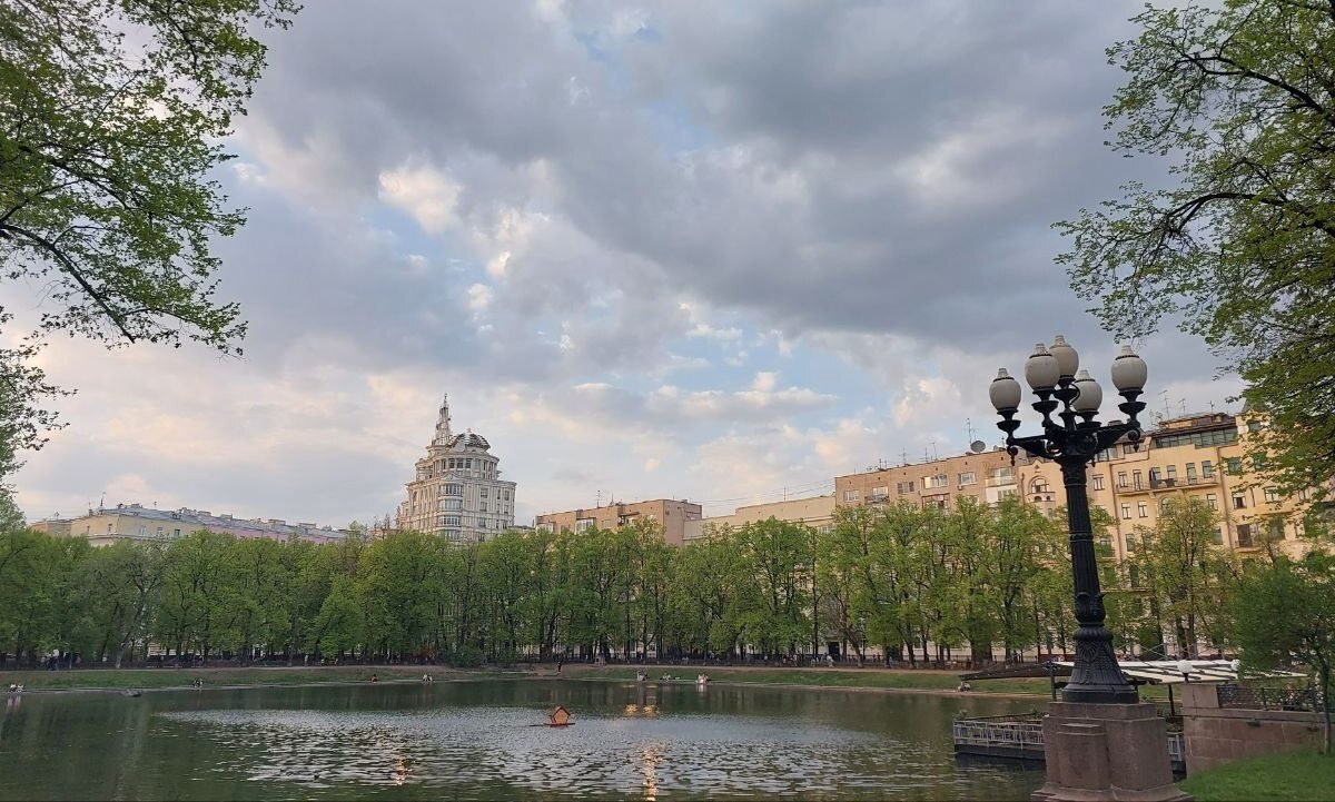 Патриаршие пруды: история, рестораны, достопримечательности и атмосфера