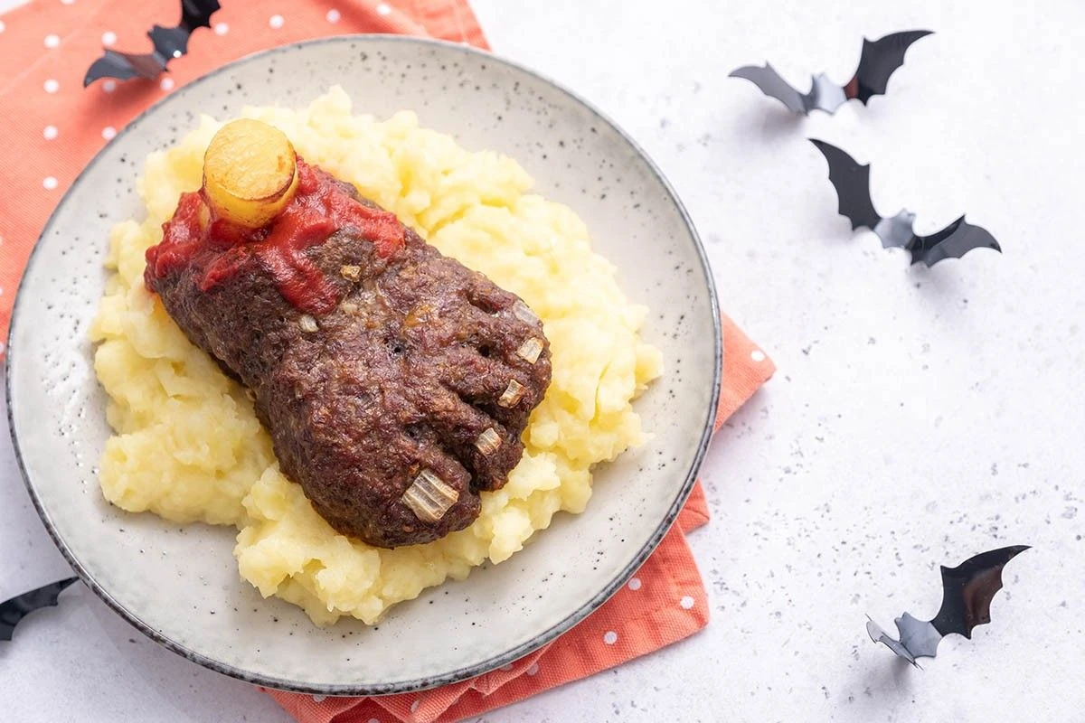 Мясная запеканка в форме отрубленной ступни с томатным соусом на картофельном пюре — горячее блюдо на Хеллоуин