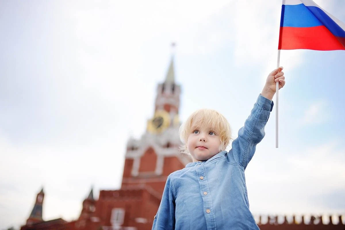 девочка с флагом России на фоне Кремля