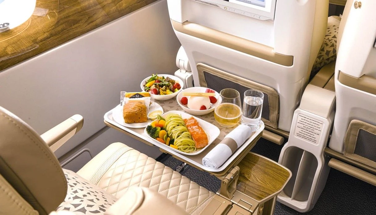 чем кормят в Emirates 