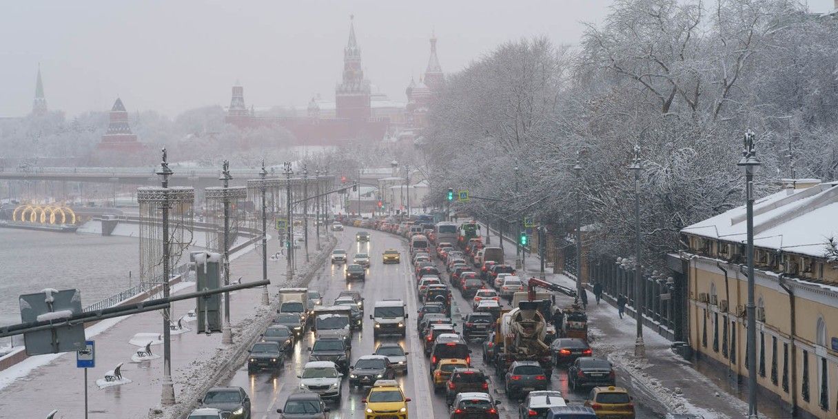 Перекрытия дорог в центре Москвы парализовали движение: пробки до 7 баллов