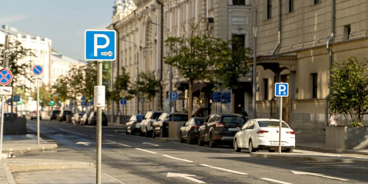 Перекрытия дорог в Москве и бесплатная парковка: как изменится движение в День России