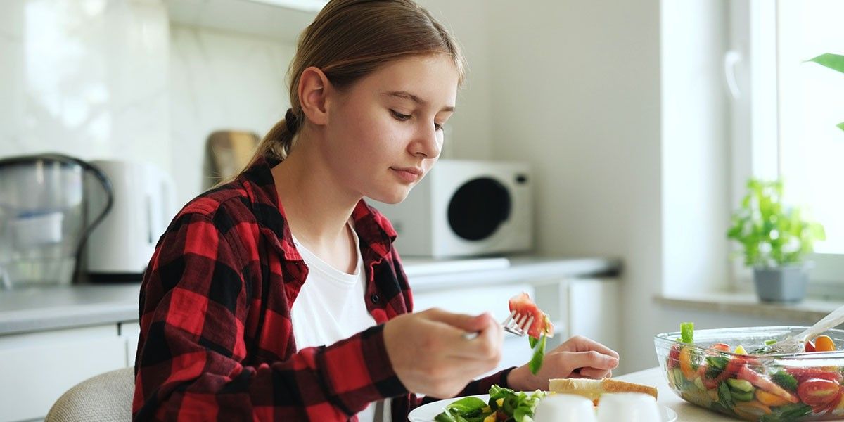 Питание подростка в учебный период: рацион на день, режим и список продуктов
