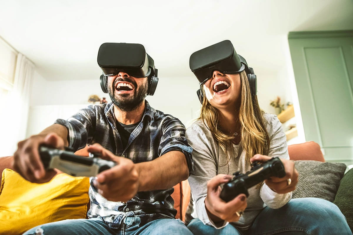 друзья играют в игры на диване