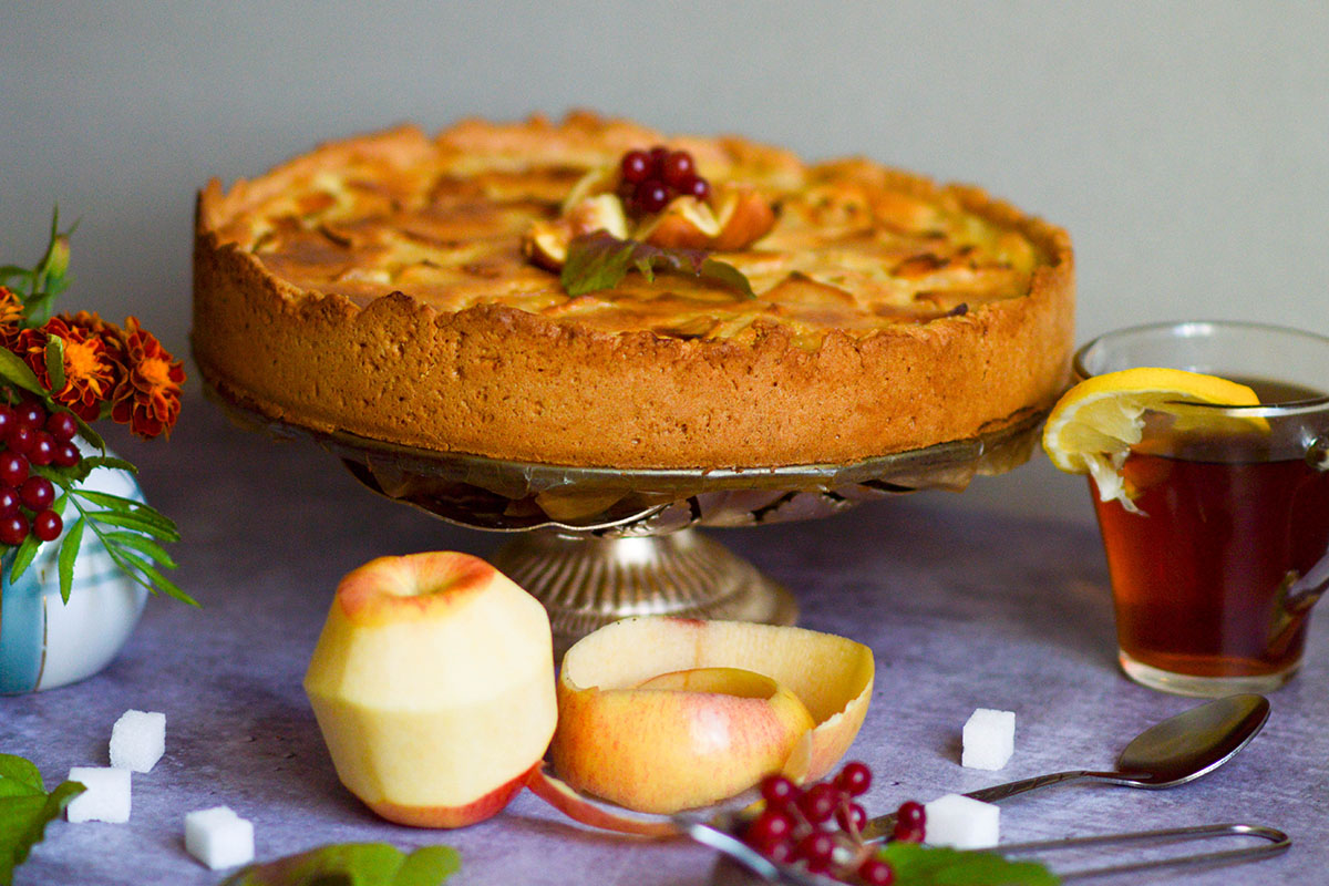 пирог с яблоками и чай