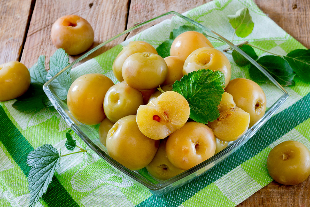 моченые яблоки в миске
