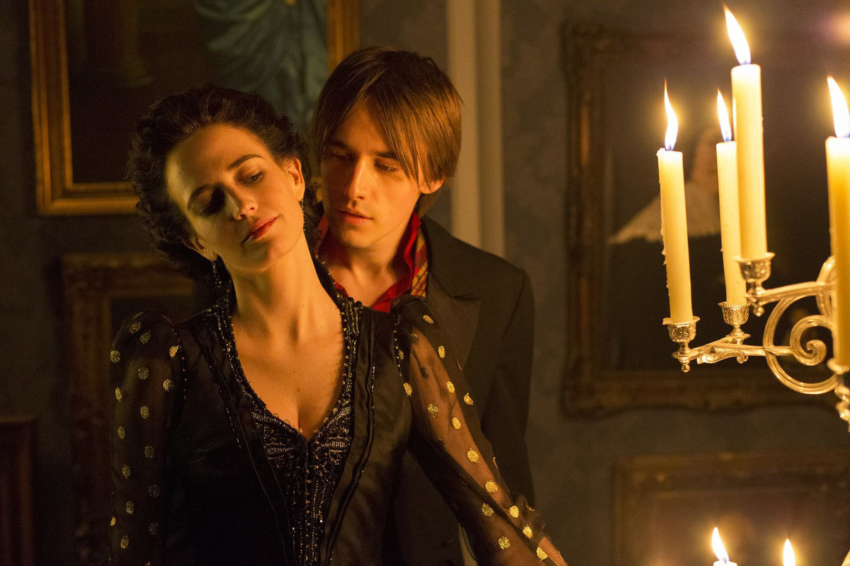 красивая девушка в викторианском платье