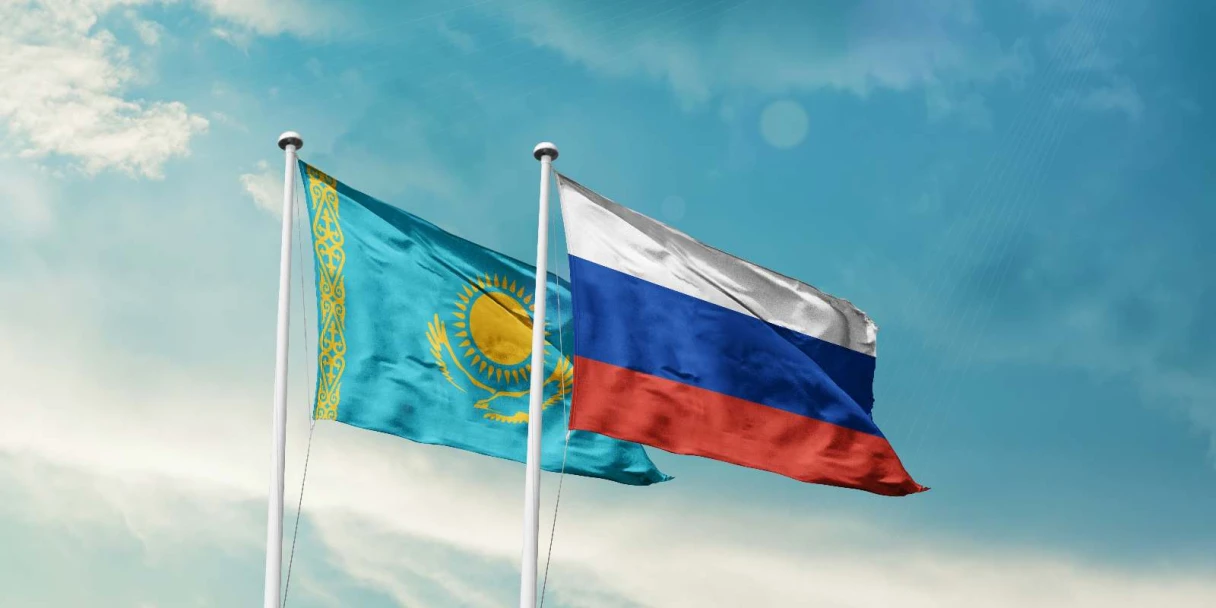флаги Казахстана и России