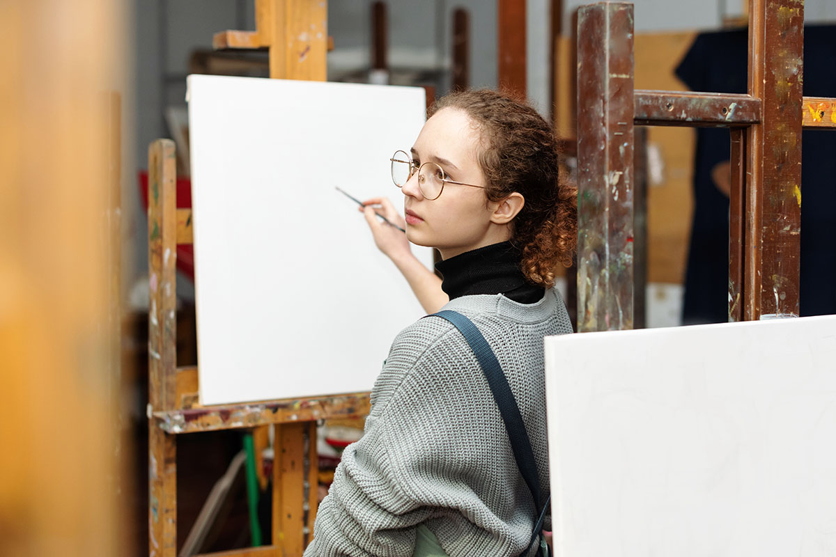 девушка рисует большую работу