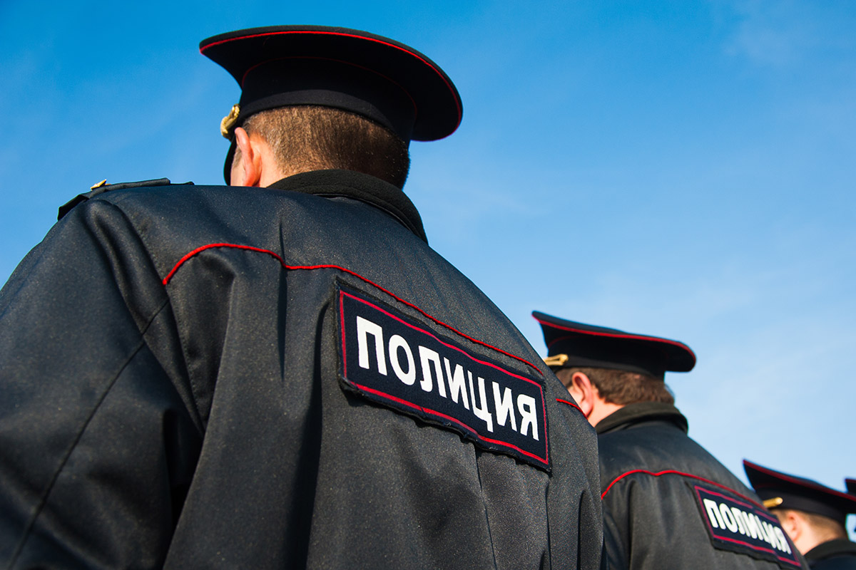 полицейские в форме 