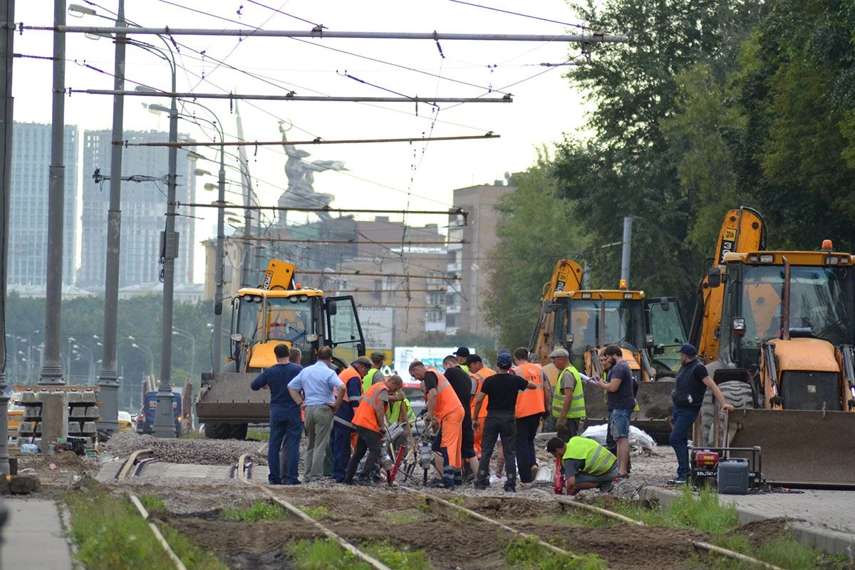 В Москве дворники и курьеры стали получать больше
