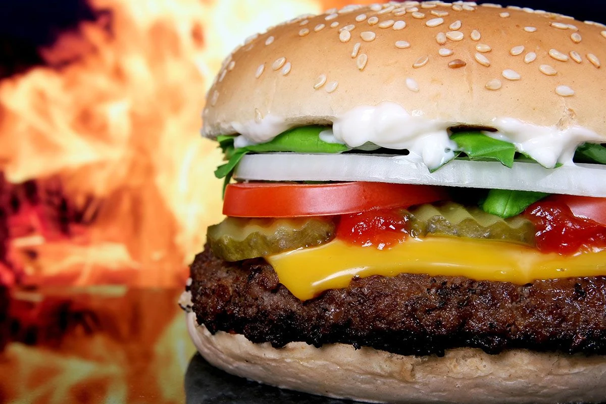 Сеть «Вкусно — и точка» подняла цены на бургеры на 10%