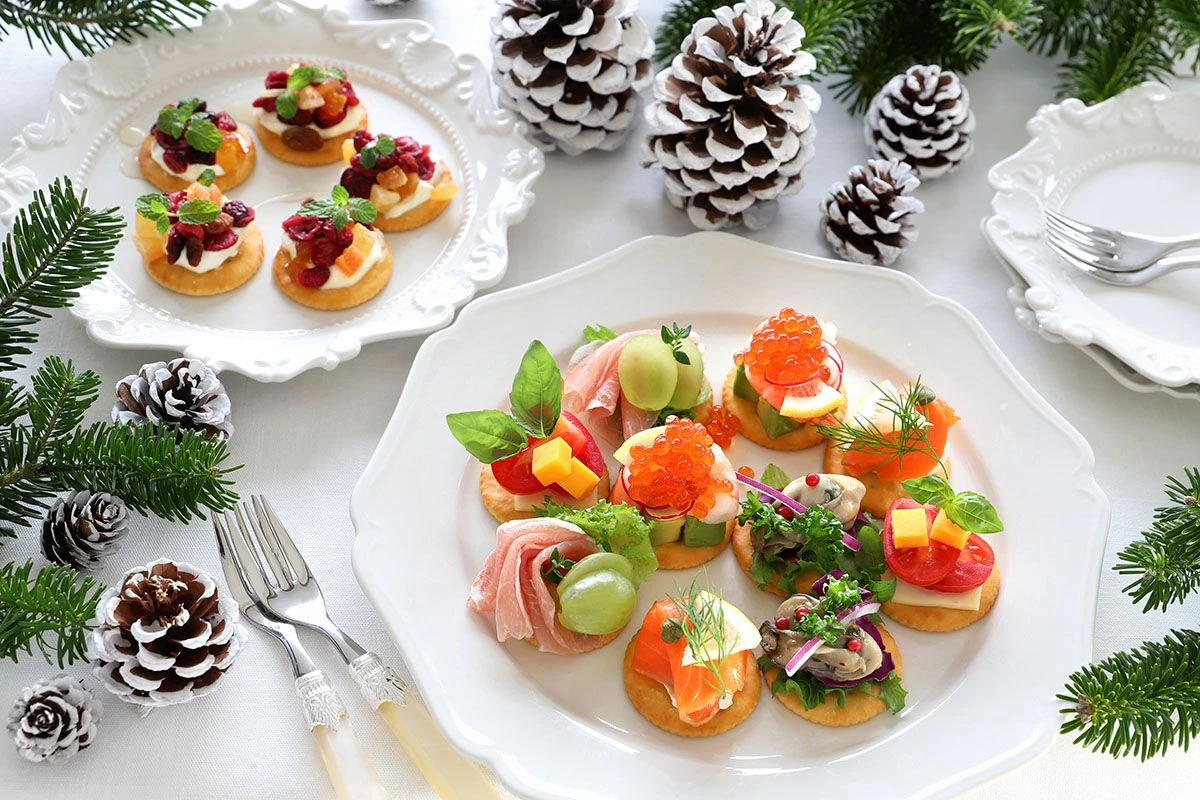 Не только салаты: 26 красивых и вкусных бутербродов на новогодний праздничный стол