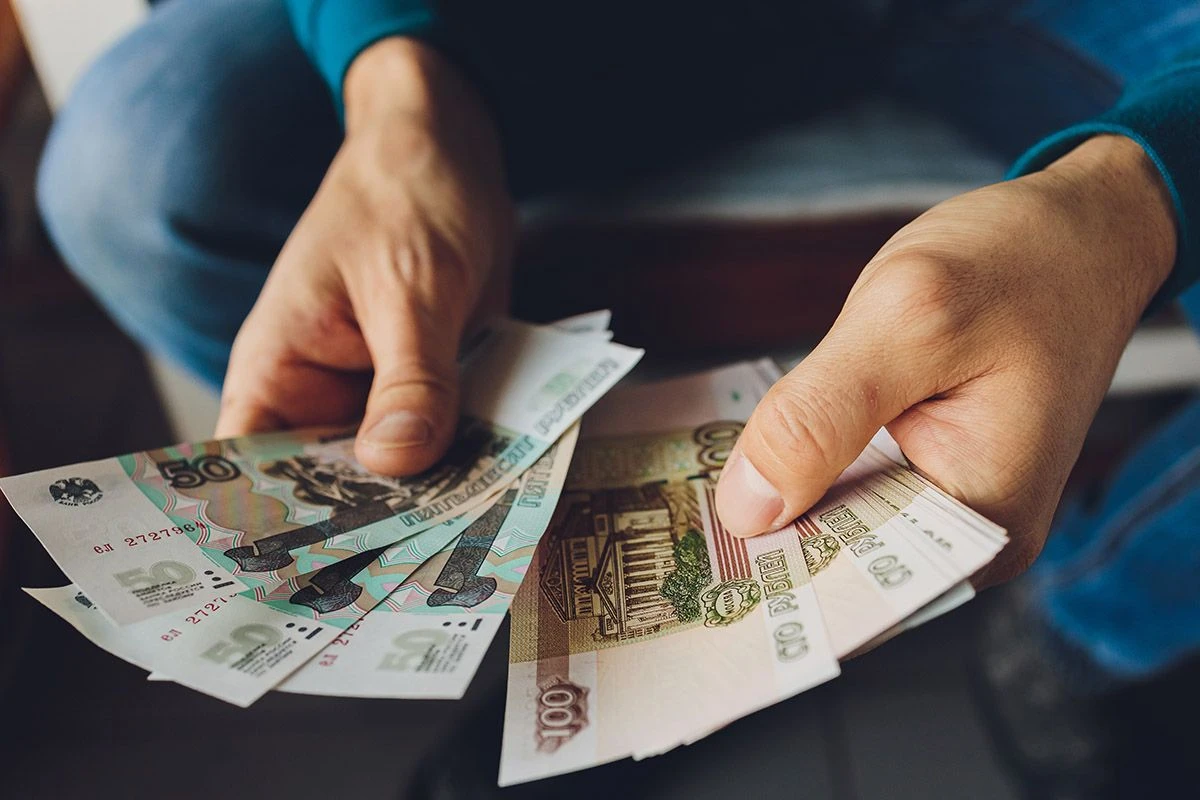 руки пересчитывают деньги