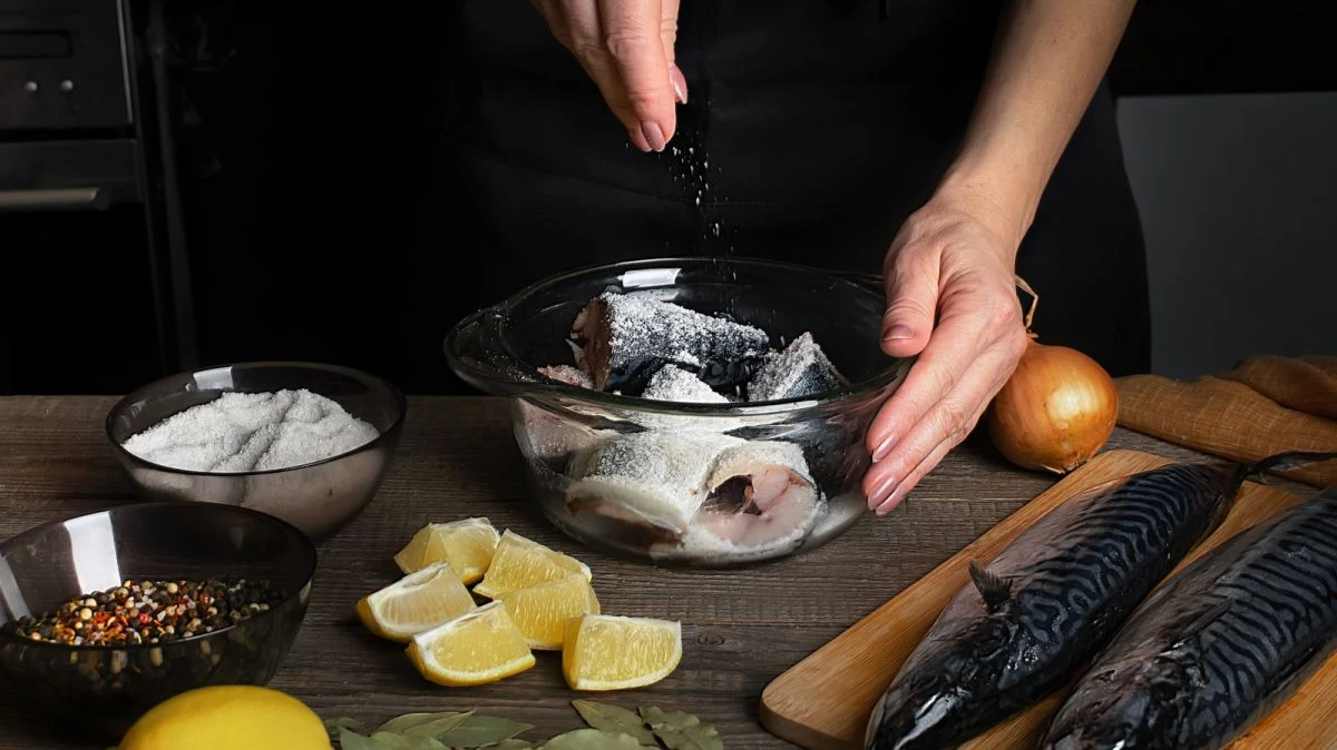 Как вкусно и быстро засолить скумбрию в домашних условиях