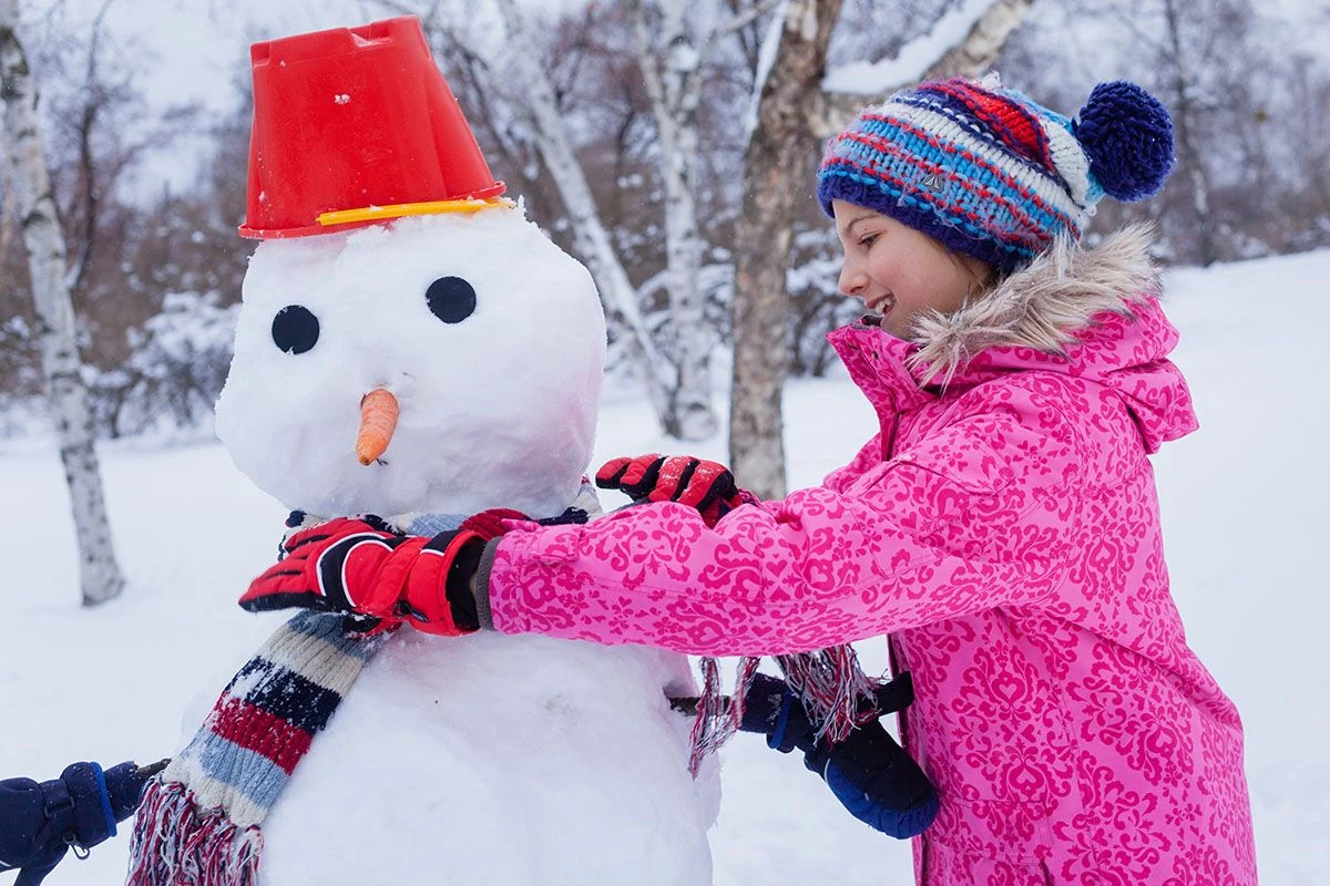 зимние забавы снеговик снежки