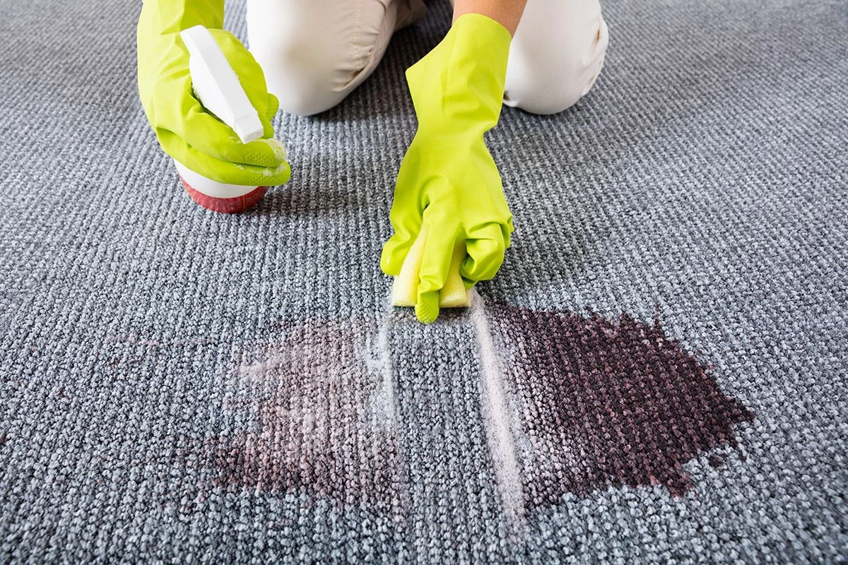 как и чем отстирать пятна крови