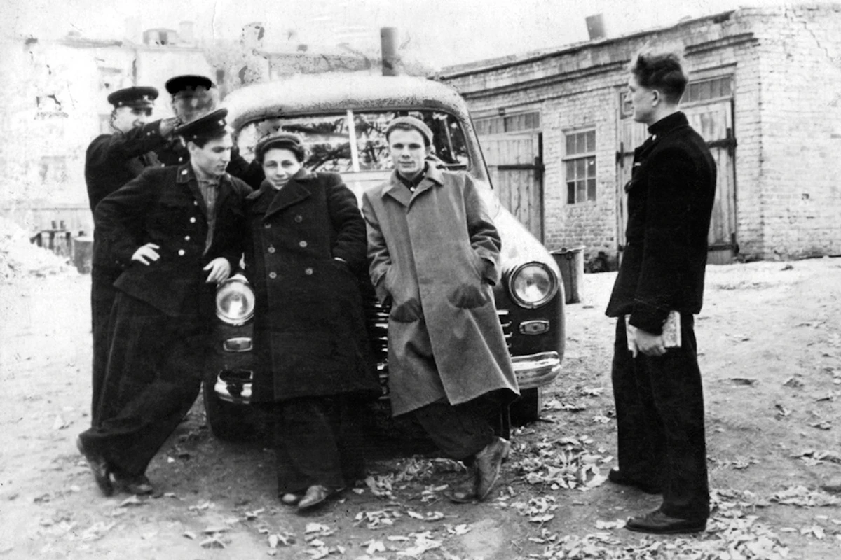 юрий гагарин с друзьями