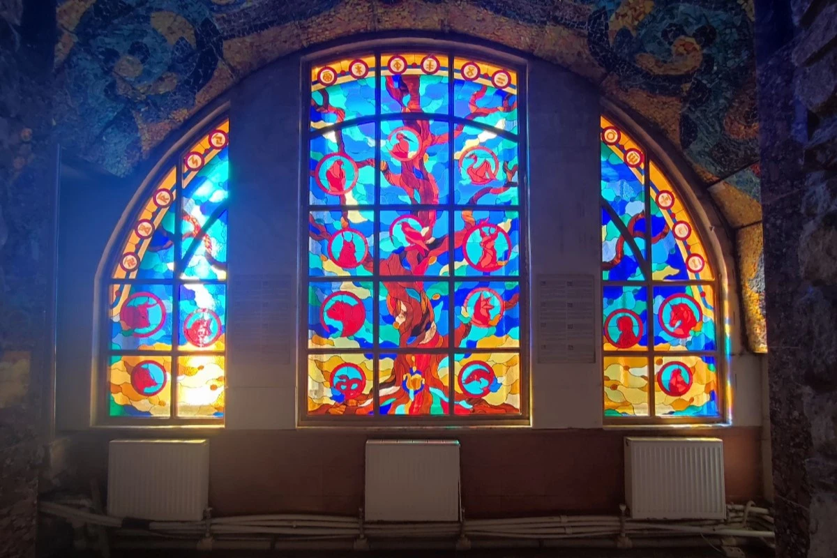 Витраж в проходе между залами. Источник: личный архив Анны Молчановой