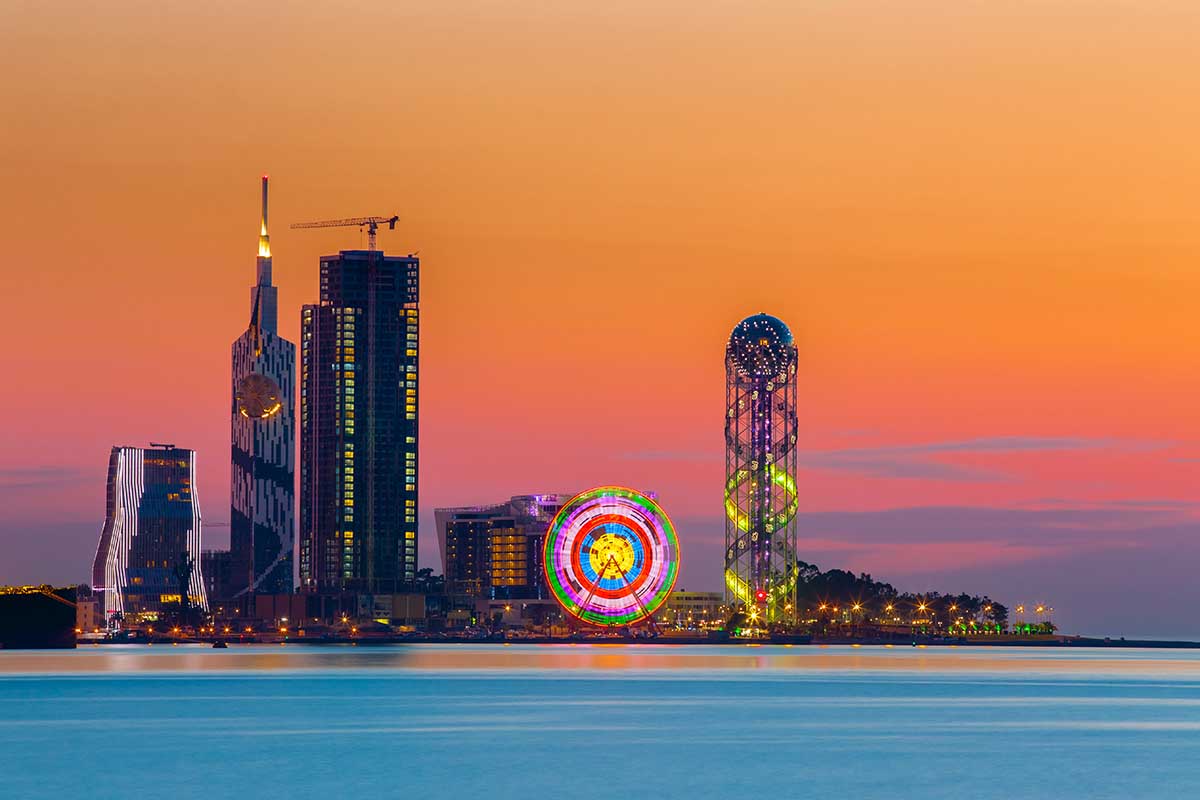 Панорама вечерней набережной с Алфавитной башней. Источник: George Trumpeter / Shutterstock / FOTODOM
