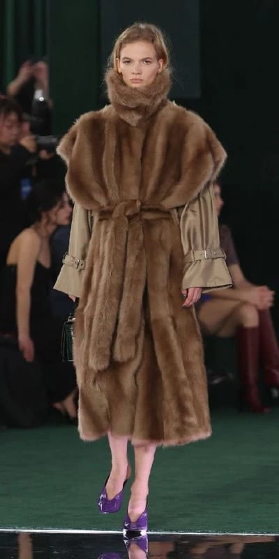 Шуба от «Гуччи» подчеркивает плечи и талию. Источник: gucci.com