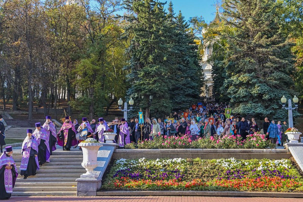 <span style="font-weight: 400;">Во время шествия несут большой Крест, полотнища с изображением Христа и другие святыни. Источник: stavropol-eparhia.ru </span>
