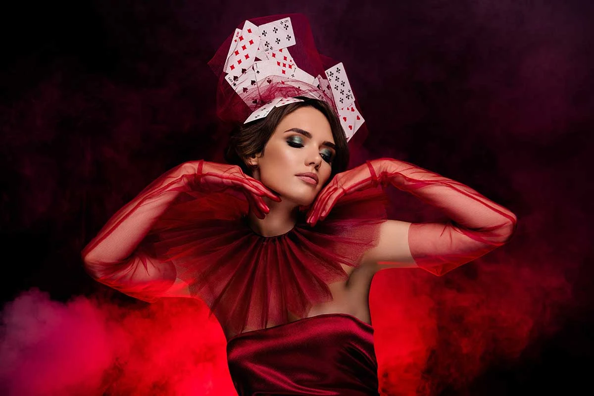 Хотите кричать коронное «Головы с плеч!»? Выбирайте образ своенравной Красной Королевы. Она может быть разной — и забавной, и экстравагантной. Источник: Beauty Hero / Shutterstock / FOTODOM