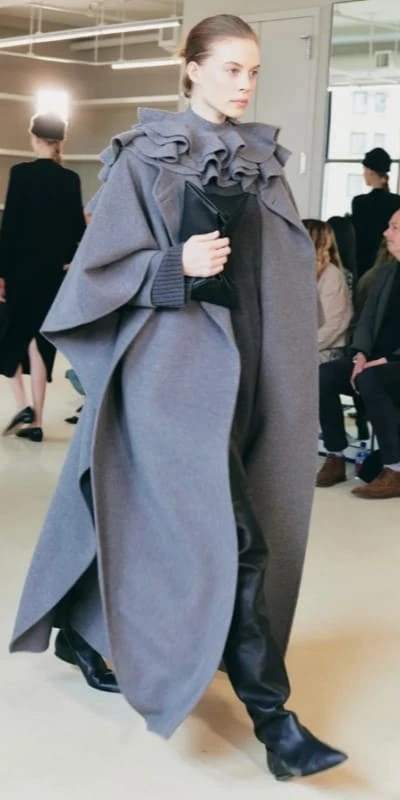 Изысканный кейп с шерстяной пелериной. Источник: altuzarra.com
