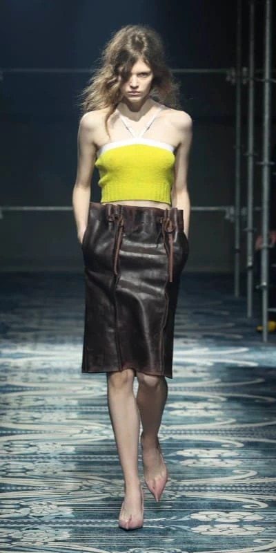 Prada представила кожаную юбку-карандаш со сложным кроем. Источник: prada.com