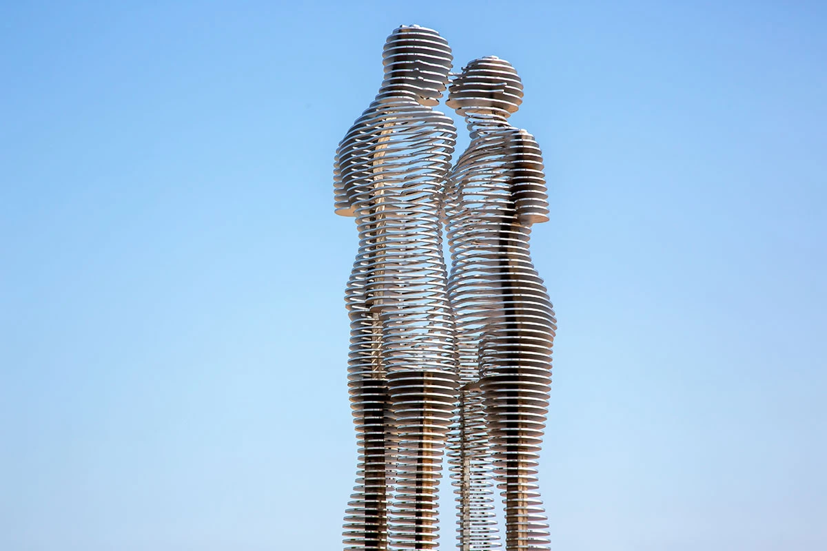 Скульптура Али и Нино. Источник: Oleg Troino / Shutterstock / FOTODOM