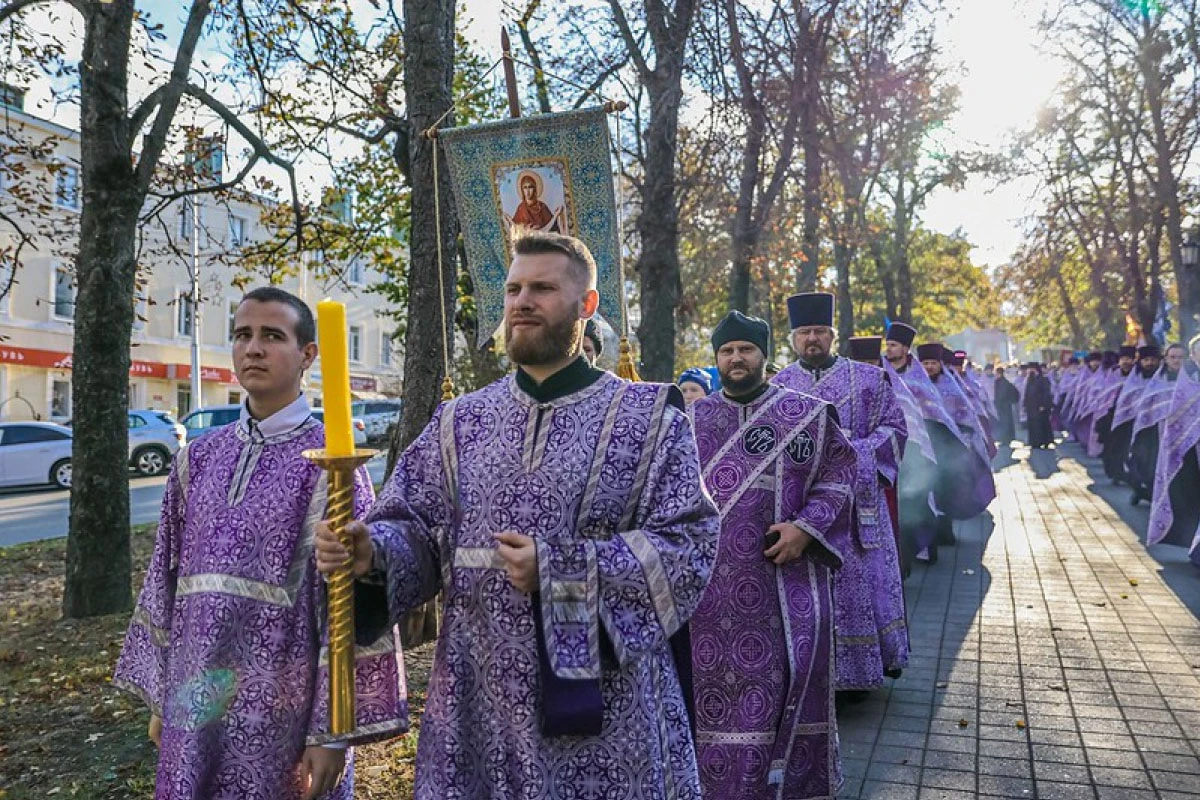 <span style="font-weight: 400;">По традиции маршрут крестного хода пролегает вокруг храма, символизируя ограждение общины силой Креста. Источник: stavropol-eparhia.ru</span>