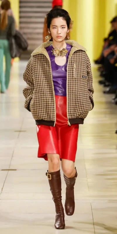 Красная кожаная юбка-карандаш от Miu Miu. Источник: miumiu.com