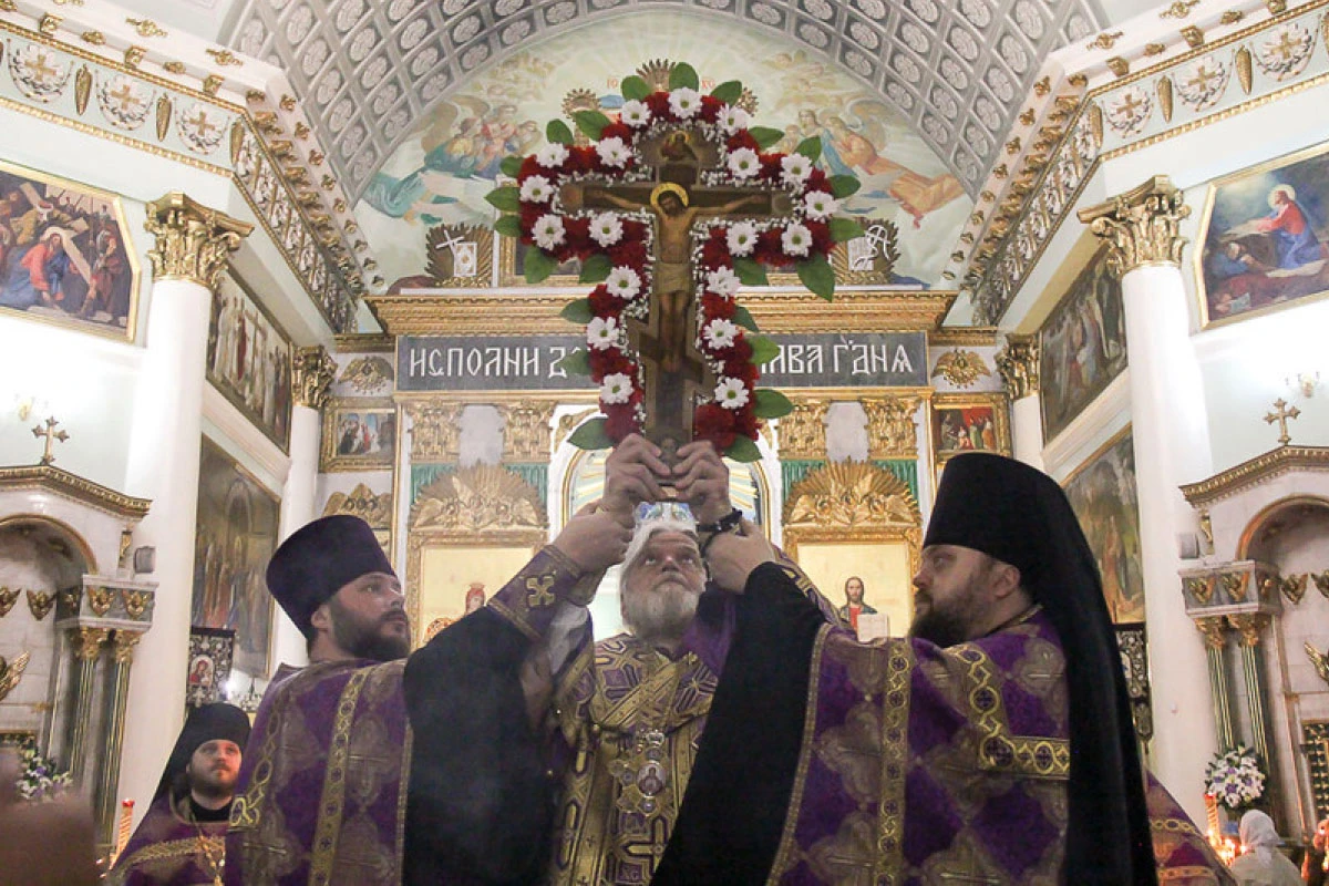 <span style="font-weight: 400;">Во время праздничных служб в честь Воздвижения священнослужители традиционно облачаются в фиолетовый. Источник: курская-епархия.рф</span>