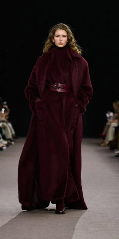 Ремень в 2025 году носят с платьями, пальто и шубами. Источник: us.maxmara.com