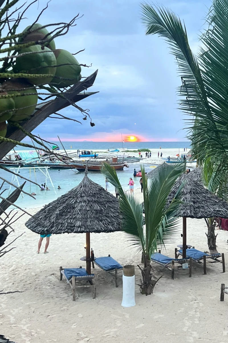Романтичные закаты из нашего отеля Sansi Kendwa Beach Resort, север острова. Источник: личный архив Марии Аккужиной
