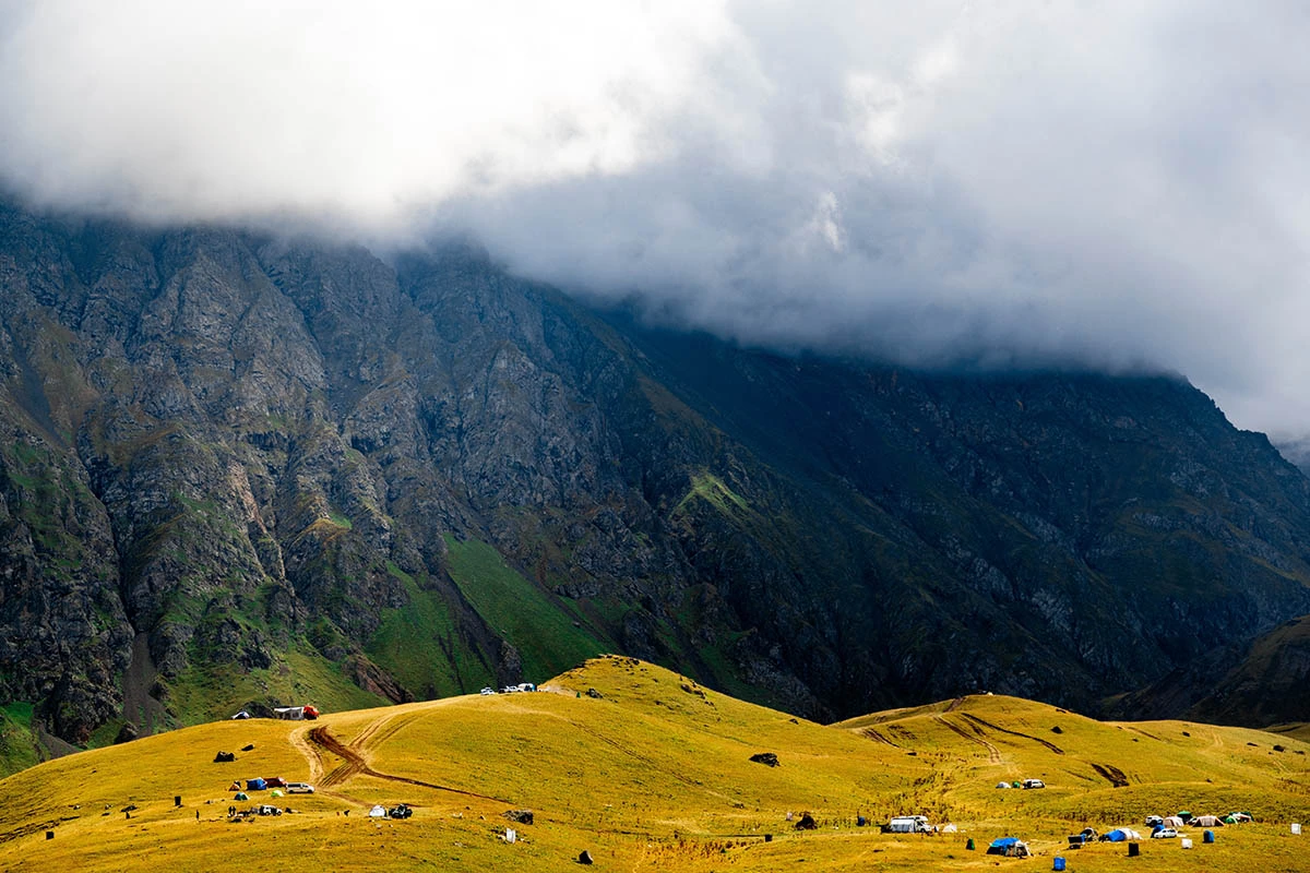 Туристический лагерь в долине Джилы-Су. Источник: AleksNT / Shutterstock / FOTODOM