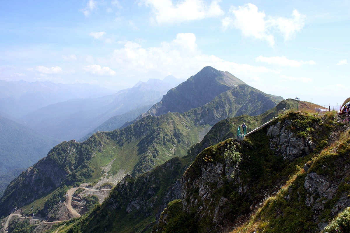Вид на Кавказский хребет с Розы Пик 2320. Источник: Kseniya Krit / Shutterstock / FOTODOM