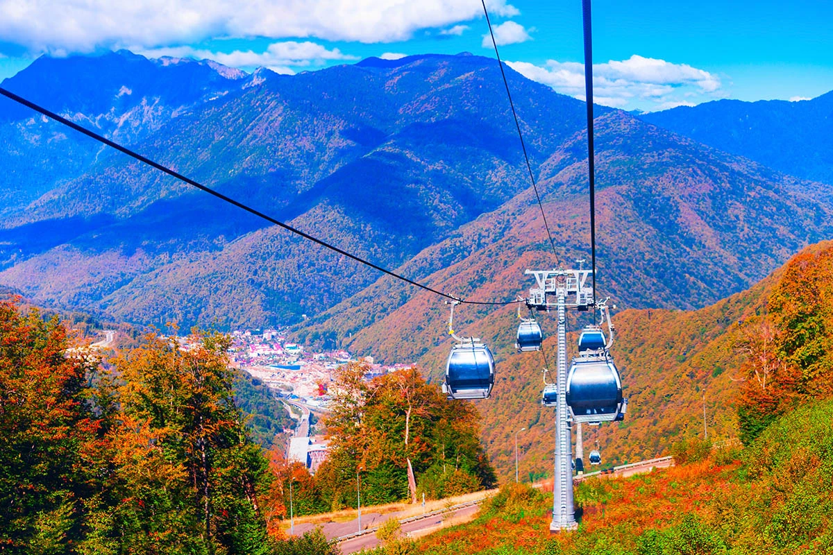 Канатная дорога из поселка Роза Хутор к горе Роза Пик. Источник: saiko3p / Shutterstock / FOTODOM
