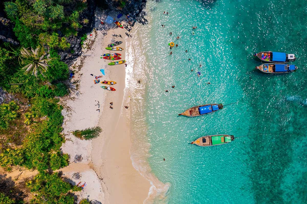 Вид на пляж на острове Пхи-Пхи. Источник: Parilov / Shutterstock / FOTODOM