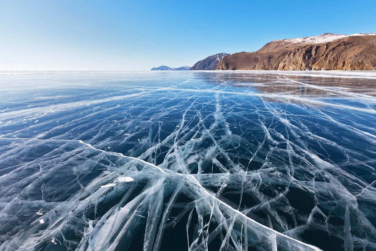 Трещины на льду озера Байкал. Источник: Katvic / Shutterstock / FOTODOM