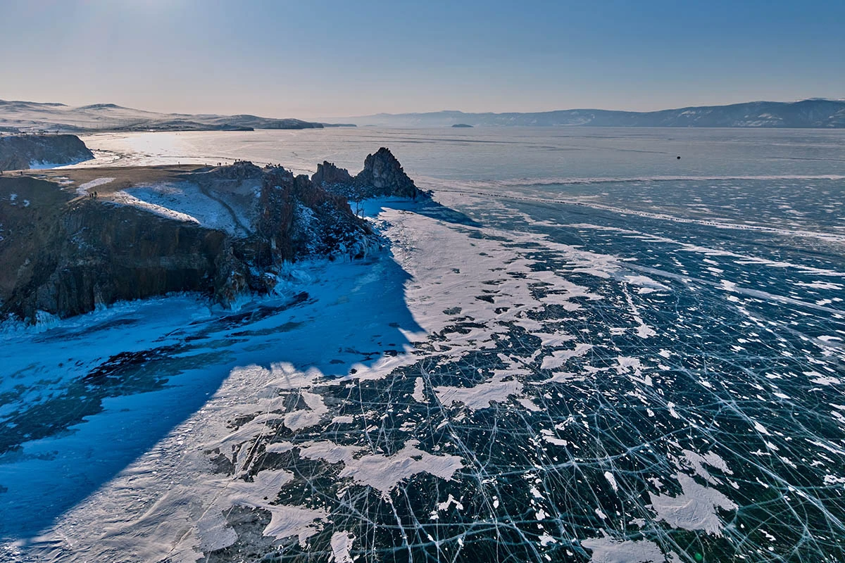Вид с воздуха на озеро Байкал. Источник: Maviy / Shutterstock / FOTODOM