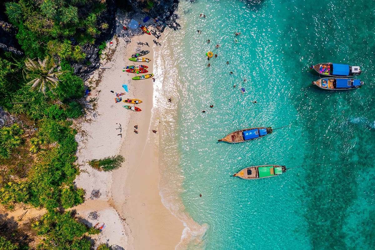 Вид на пляж на острове Пхи-Пхи. Источник: Parilov / Shutterstock / FOTODOM