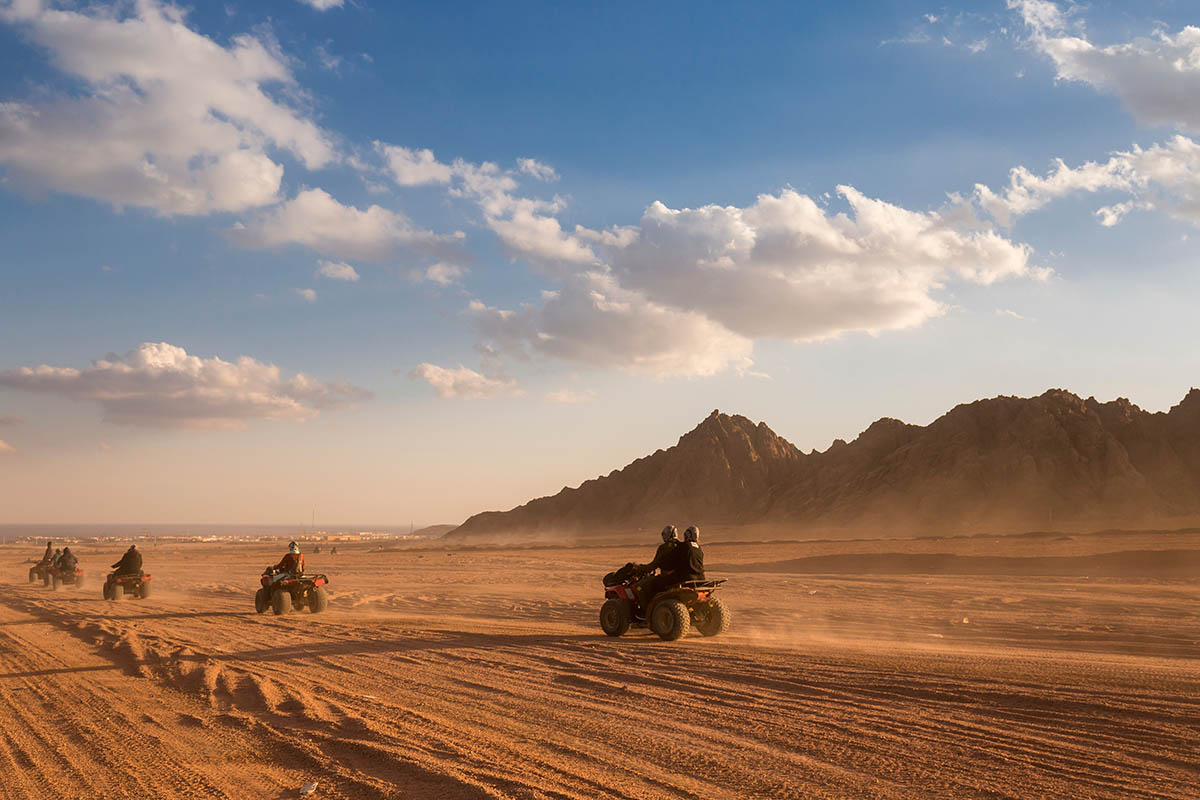 Можно рассекать не только по морским, но и по песчаным волнам. Источник: gumbao / Shutterstock / FOTODOM