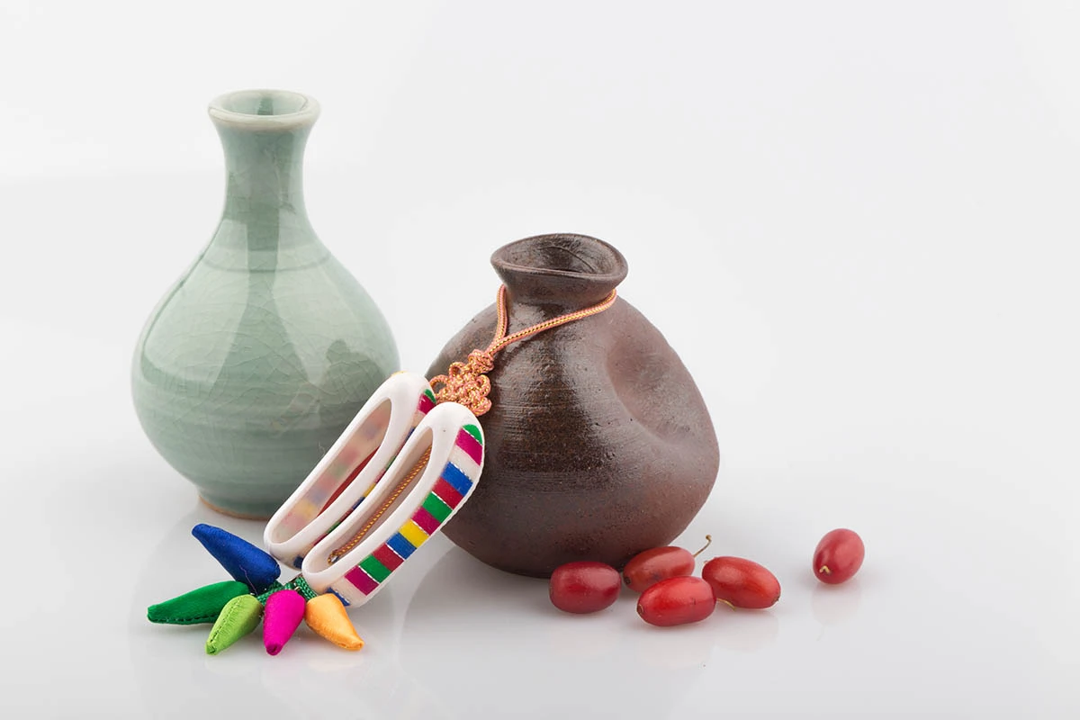 Традиционные корейские вазы из селадона и глины. Источник: mujijoa79 / Shutterstock / FOTODOM