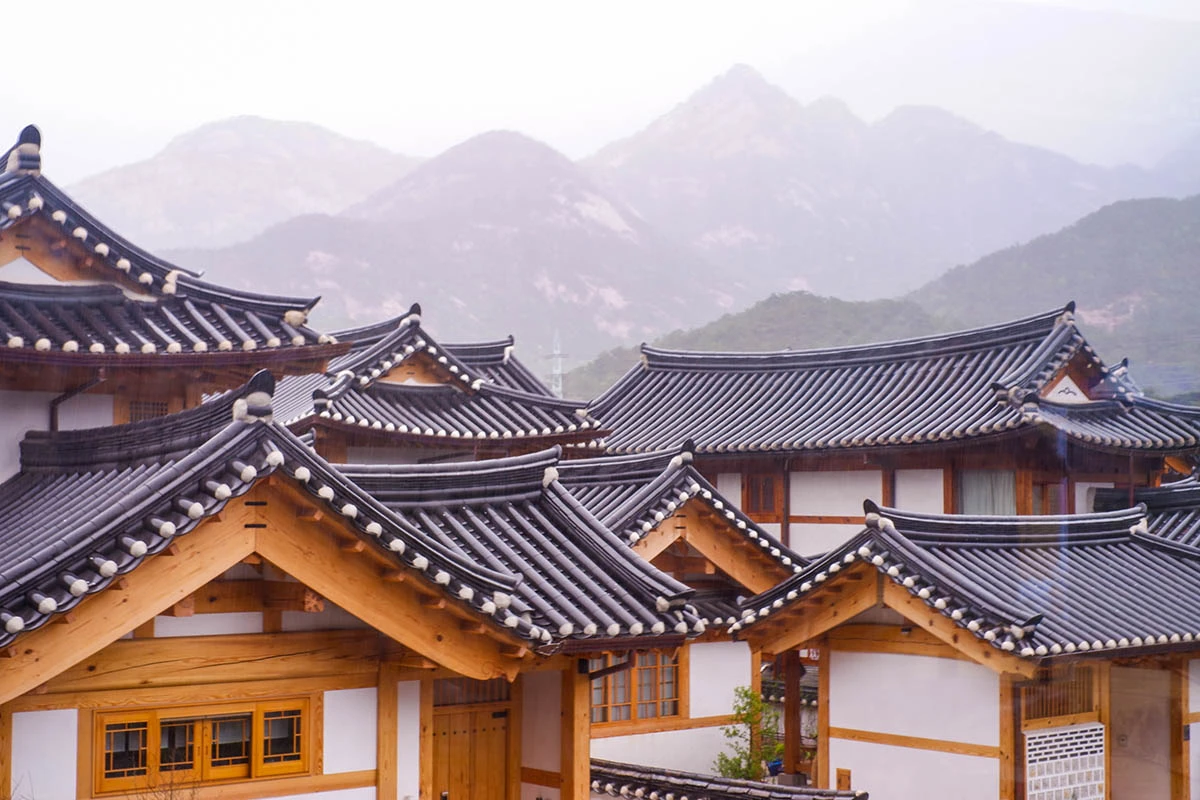 Крыши домов ханоков в Букчоне. Источник: Akarat Duangkhong / Shutterstock / FOTODOM