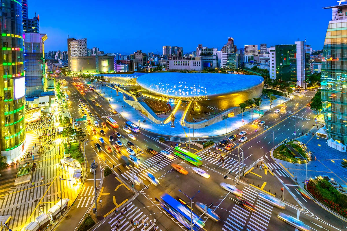 Вид сверху на Dongdaemun Design Plaza. Источник: FenlioQ / Shutterstock / FOTODOM