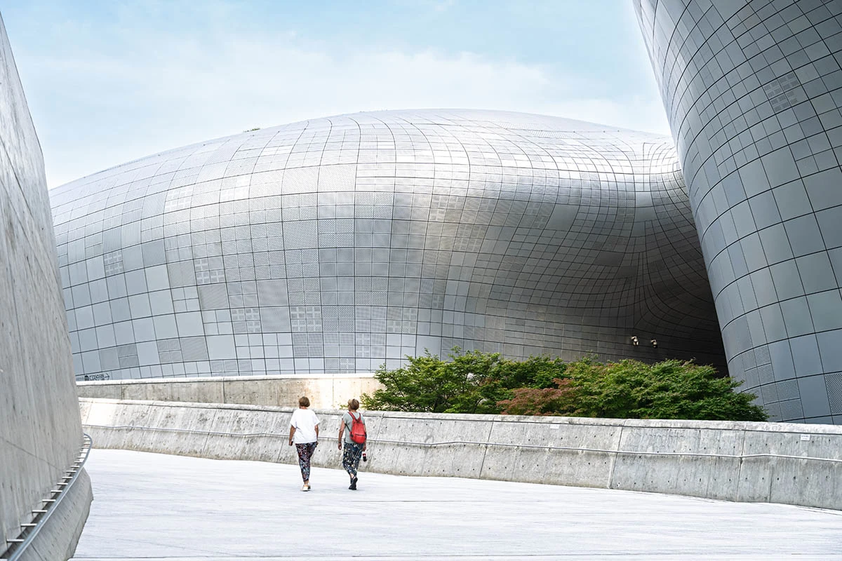 Футуристичный фасад Dongdaemun Design Plaza. Источник: Raytan / Shutterstock / FOTODOM