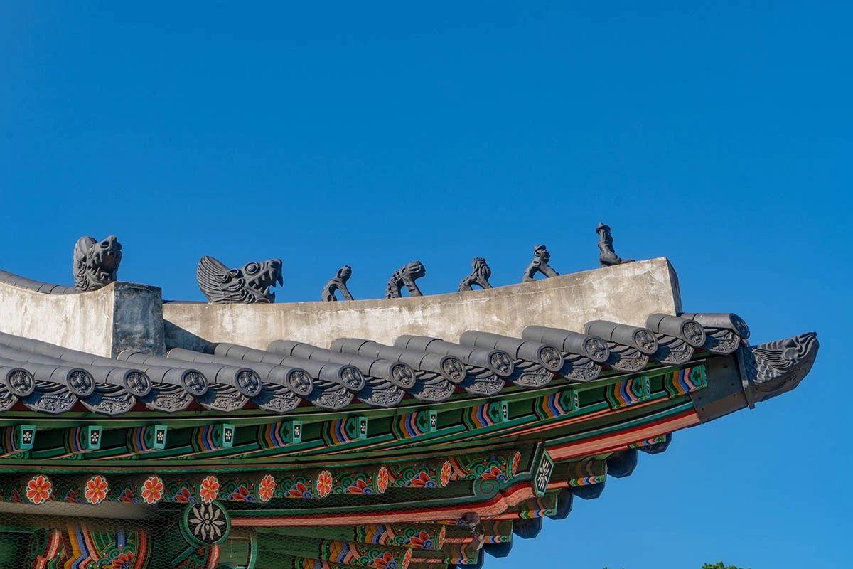 Фигурки «чапсан» на крышах. Источник: Ilnur Iunusov / Shutterstock / FOTODOM
