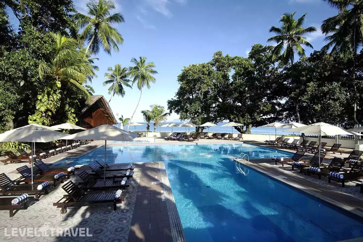 Отель Berjaya Beau Vallon Bay окружен пышной тропической растительностью. Источник: halva.level.travel