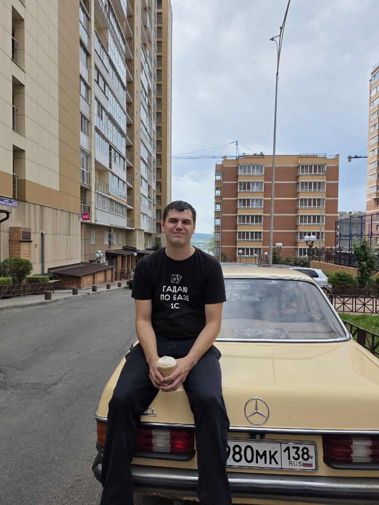 Реставратор и его новый проект — Мерседес 1981 года. Источник: личный архив Сергея Кожина